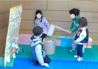 こどもたちがもちつきの真似をして遊んでいる様子