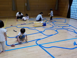 プラレールを楽しむ写真