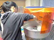 中学生自身が綿あめを作っている様子