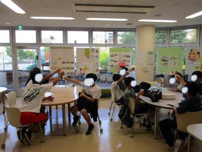 ジュースで乾杯をしている様子