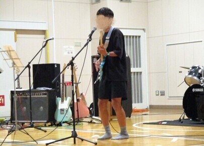 中学生のバンド発表の様子