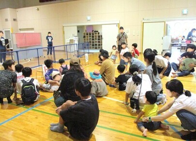 楽器の音色を聴き比べて予想している様子