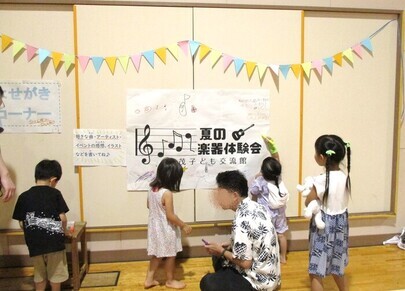 寄せ書きコーナーに描いている様子