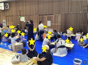 集まって遊ぶ様子