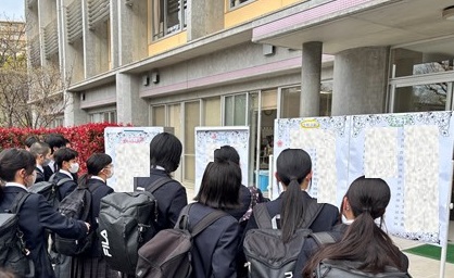 クラス替え発表に興味津々