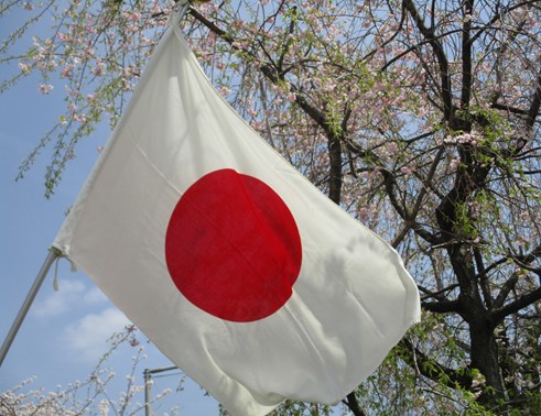 昇降口の国旗
