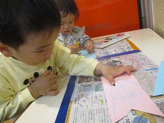 こいのぼりつくりをする一歳児