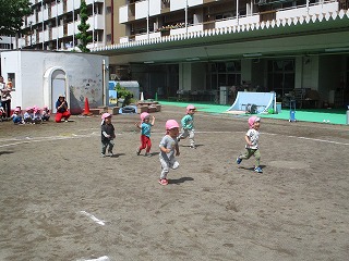 走る二歳児。