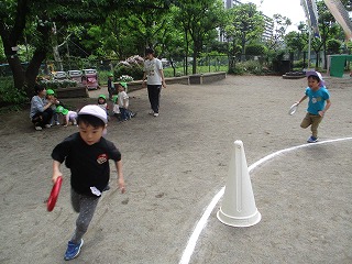 走っている5歳児