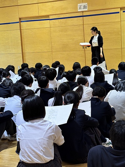 真剣に聞いている様子