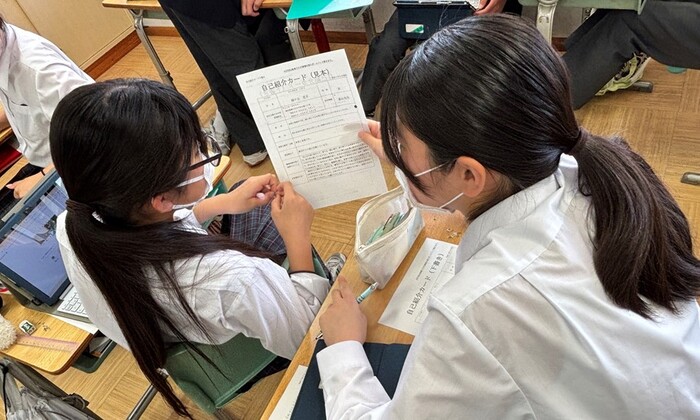 友達と話している写真