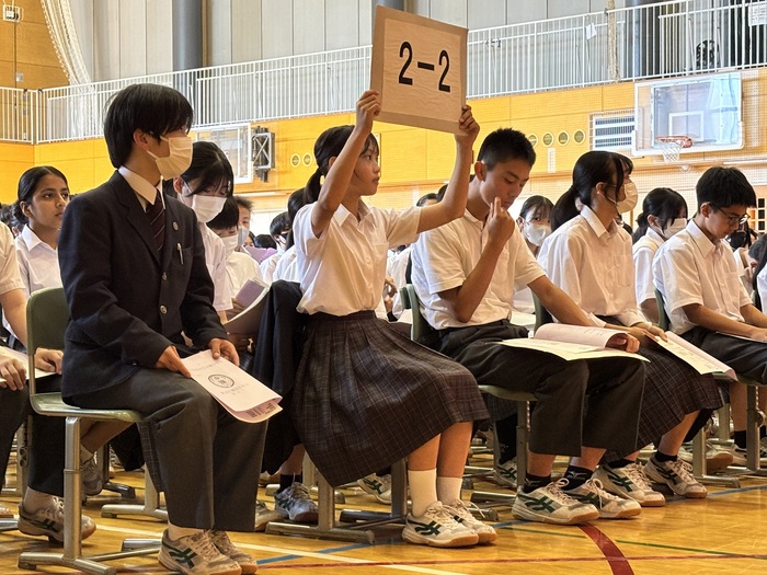 クラスカードを掲げる生徒の様子