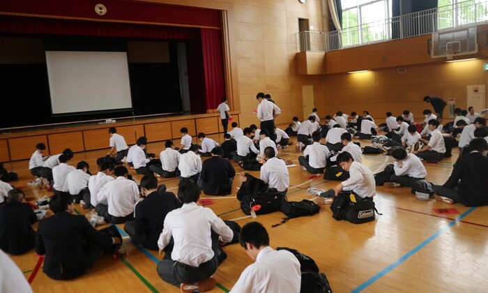 男子の荷物確認をしている様子