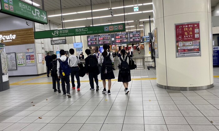 東京駅へ向かう生徒の写真