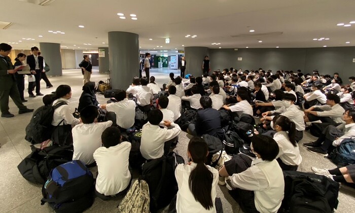 東京駅で集合している様子