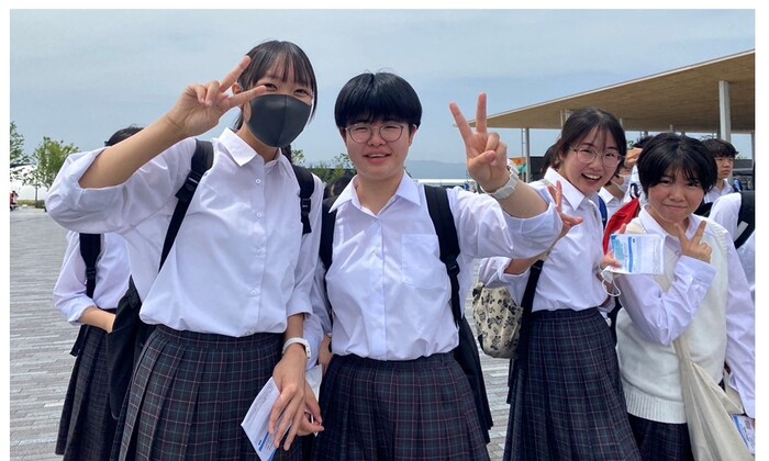 カメラに向かってポーズをとっている様子