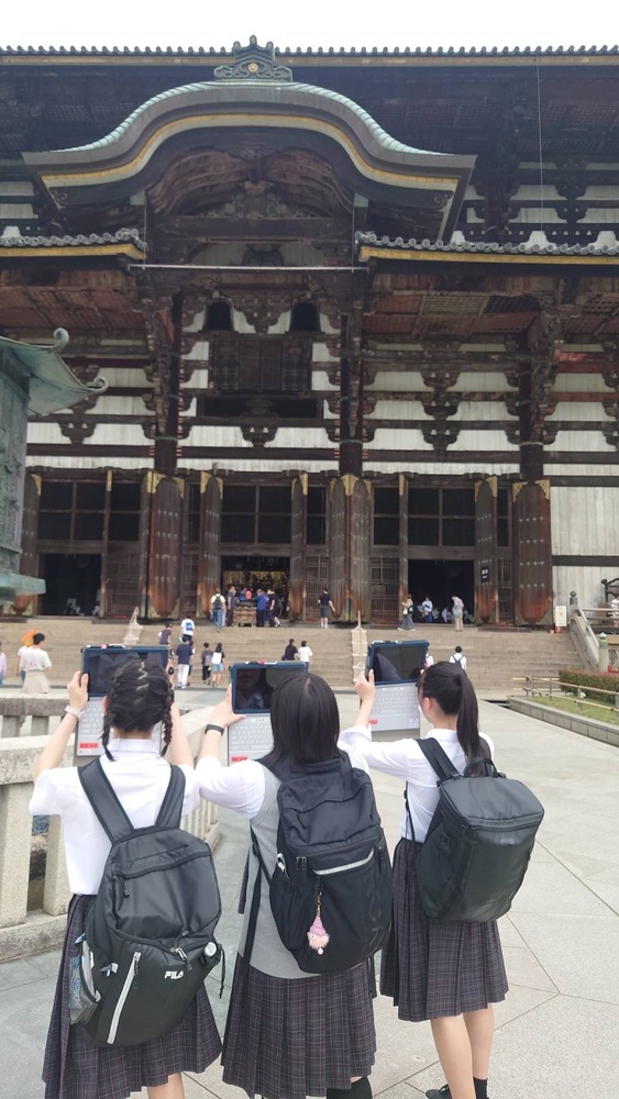 東大寺の写真を撮っている様子