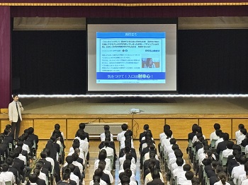 集中して話を聞いていました