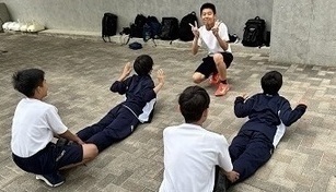 先輩と筋トレをしている様子