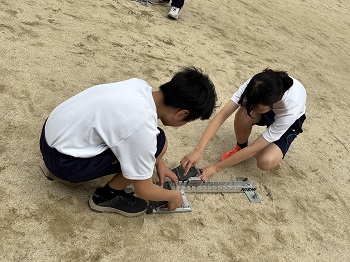 器具の使い方を教えてもらっている様子
