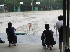 火に模したパネルに水をあてました