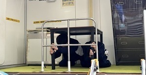机にしっかりつかまっています