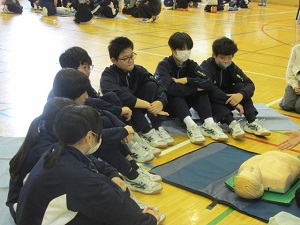 真剣に話を聞いている様子