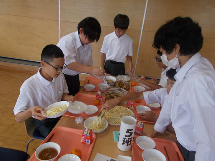 ランチルームでの配膳の様子
