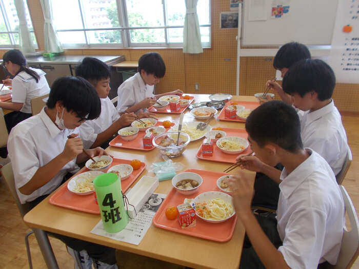 ランチルームでの食事の様子