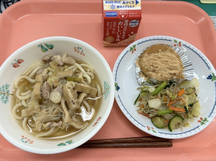 ・きつねうどん　じゃこサラダ　・はげっしょもち　（写真）