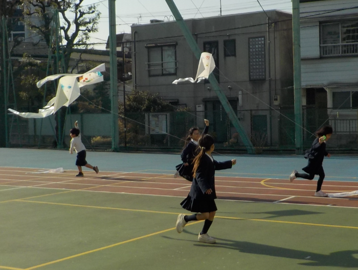 友達と同時にスタートして、並んで凧揚げをする様子が見られます。