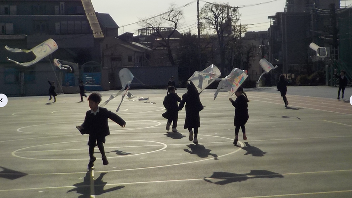 1年生のみんなが生活科で作った凧揚げをしています。