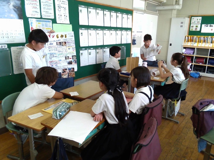 作品を発表する様子