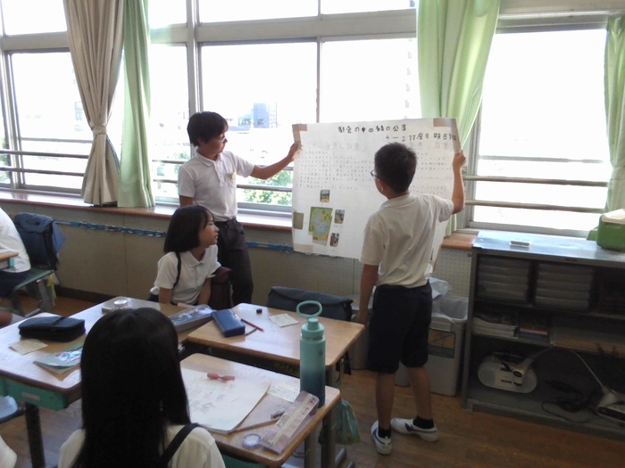 作品を発表する様子