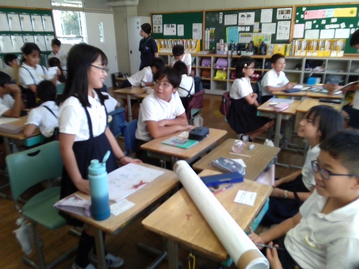 作品を発表する様子