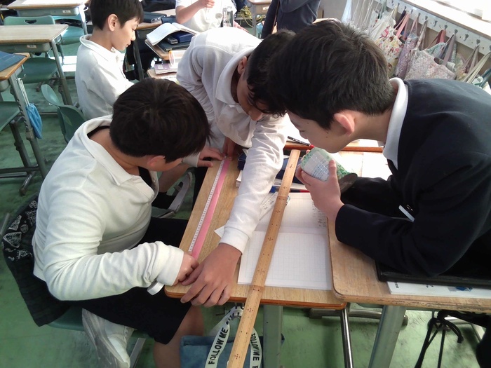 紙テープの長さを図っているところ