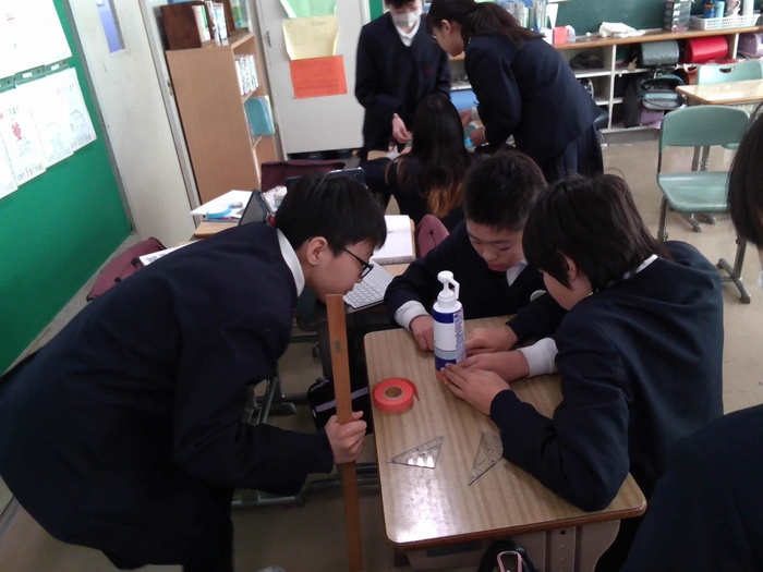 消毒容器の円周の長さを図っているところ