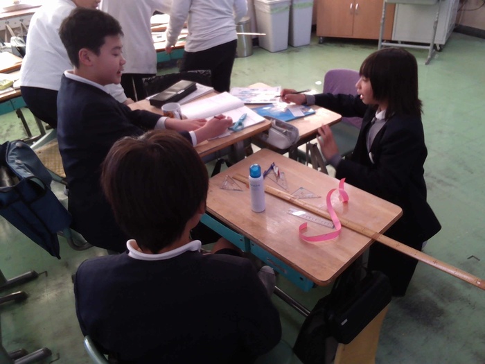 直径と円周の長さをもとに、円周率を求めているところ