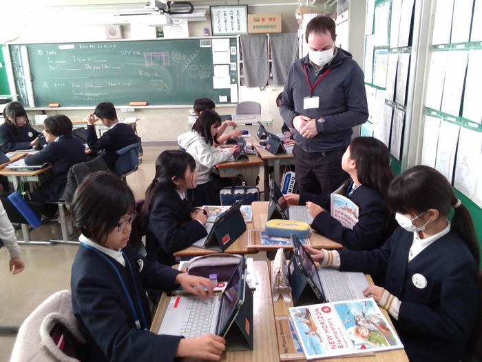 グループで町自慢を紹介している発表しているところ