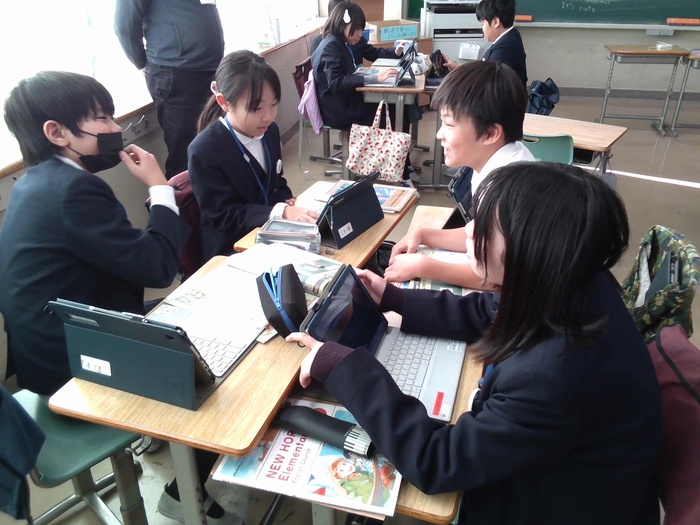 友達の発表に英語で感想をいっているところ