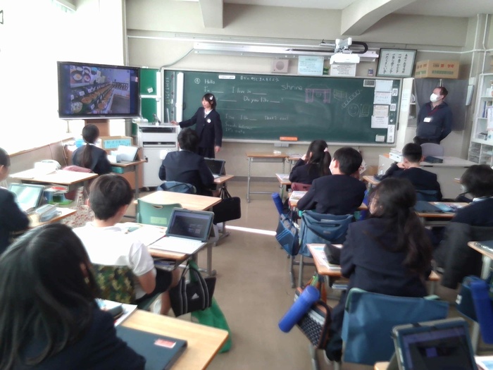 代表でクラス全員に「王子の玉子」について説明している様子