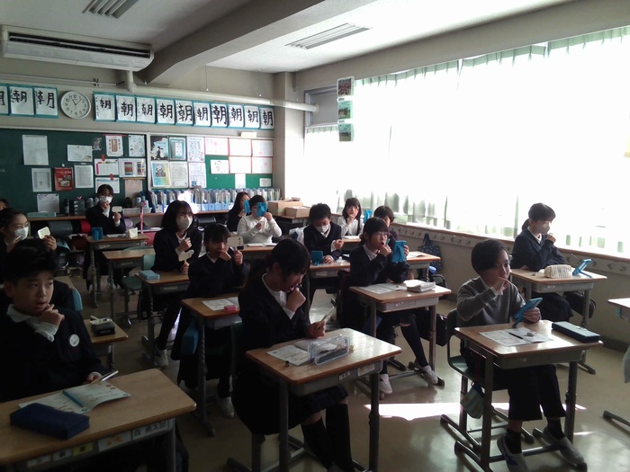 奥歯を磨く練習をしているところ