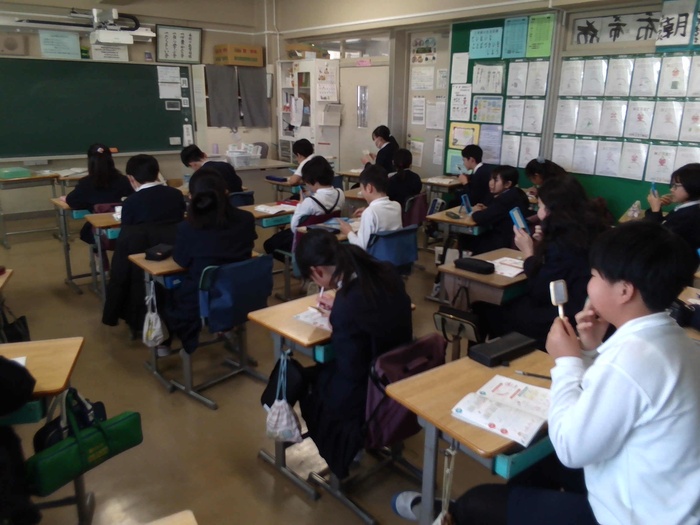 歯茎のようすを手鏡で観察しているところ