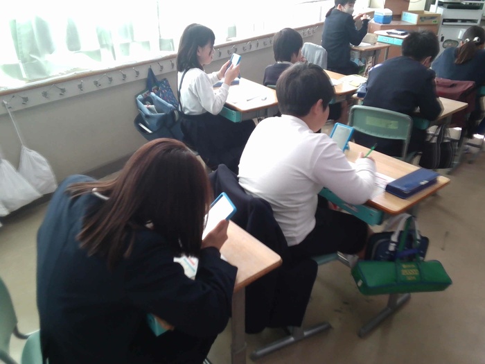 歯の様子を手鏡で観察しているところ