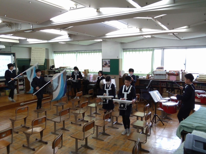 休み時間に鼓笛練習をする様子