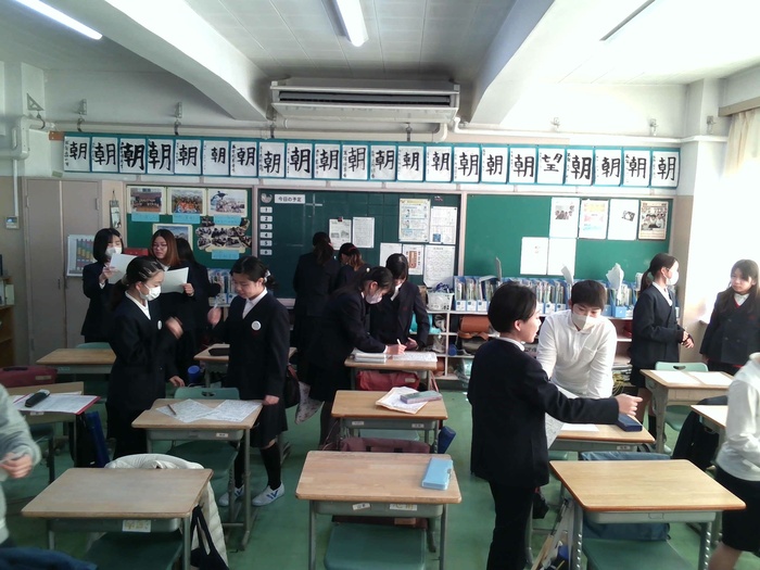 お正月ビンゴをクラスでしている様子