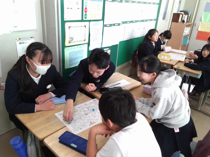 班でお正月すごろくをしている様子