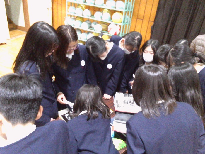 休憩時間に戦争の参考資料をみている様子