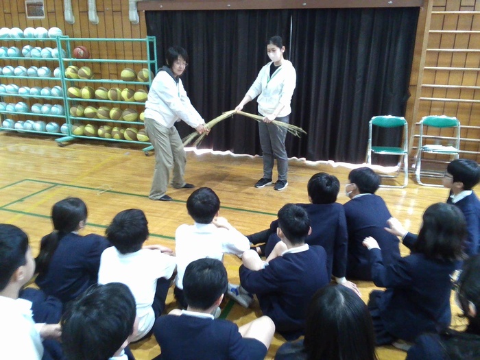 しめ縄の作り方の説明をきいているところ