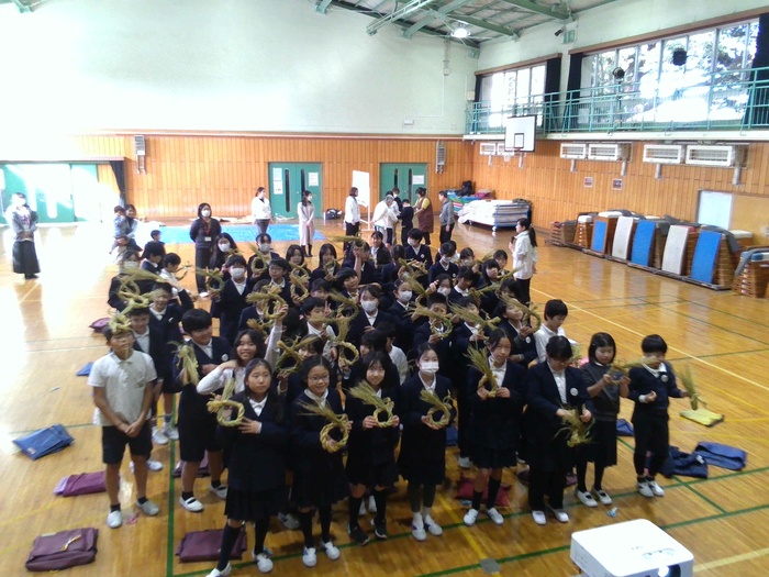 完成したしめ縄を持って記念撮影しているところ